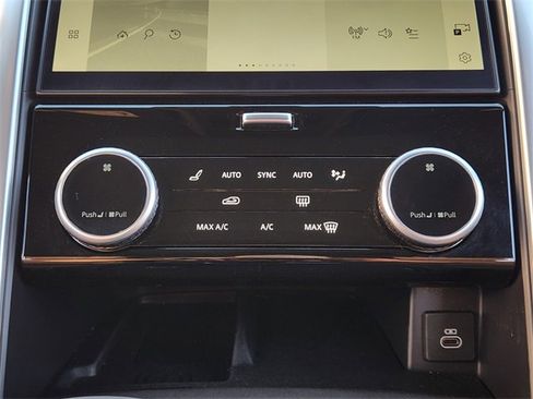 Used 2024 Land Rover Discovery Dynamic SE image 18