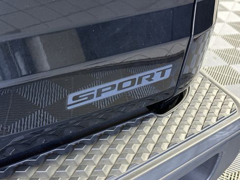 Used 2021 Jeep Gladiator Sport image 15