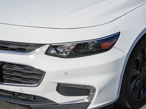 Used 2018 Chevrolet Malibu Premier w/ Premier Sun and Wheel Package FWD image 8