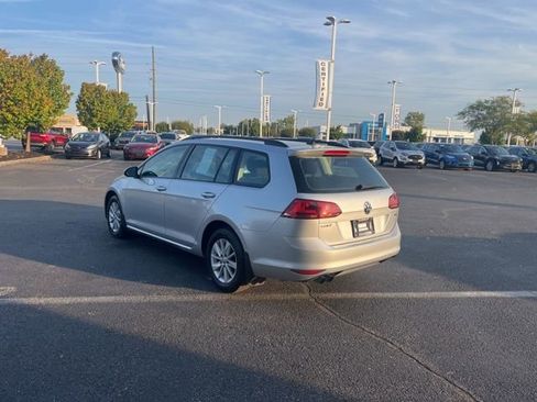 Used 2017 Volkswagen Golf SEL image 10