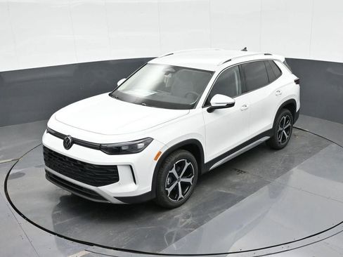 New 2025 Volkswagen Tiguan SE FWD image 23