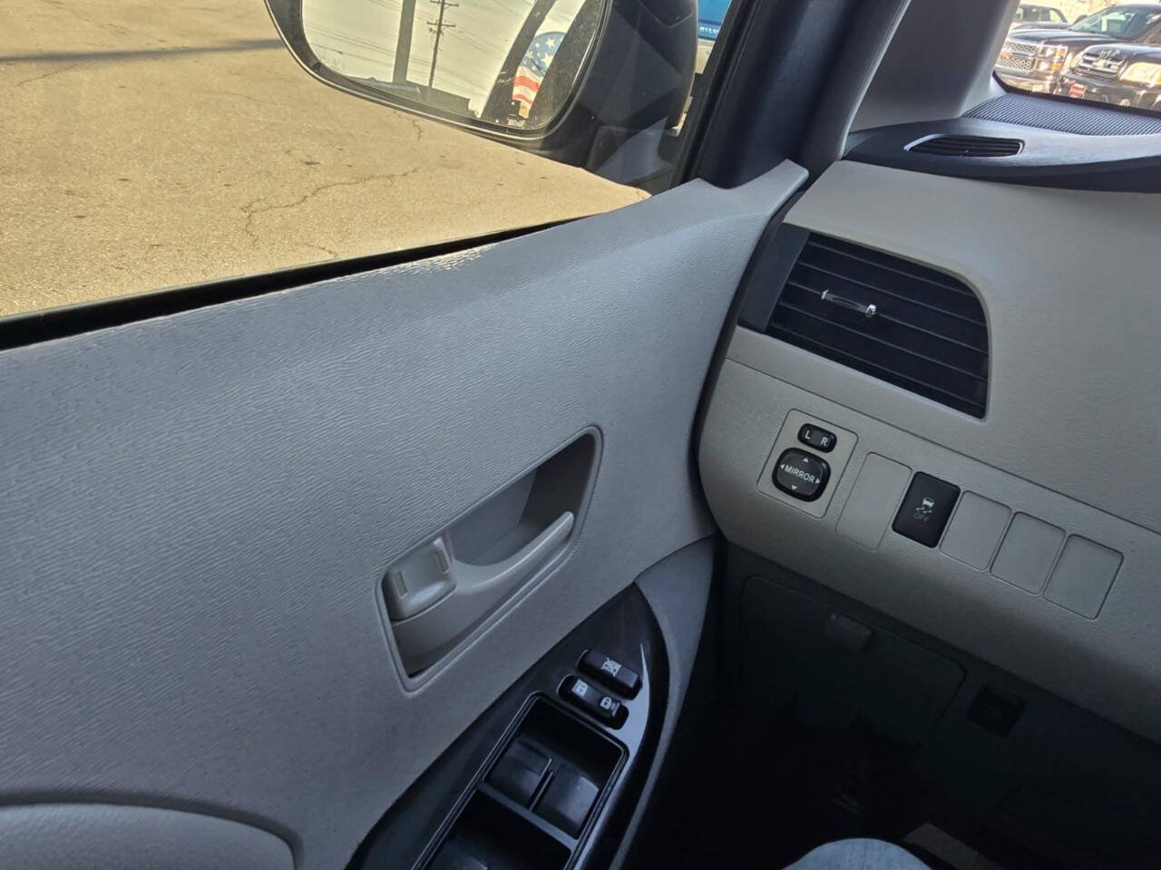 Used 2014 Toyota Sienna LE FWD image 26