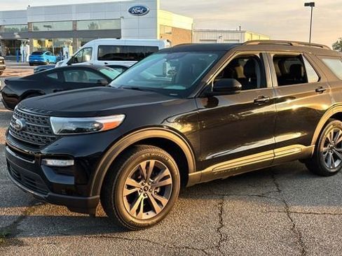 Used 2022 Ford Explorer XLT w/ Equipment Group 202A AWD/4WD image 3