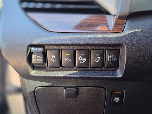 Used 2017 Toyota Sienna Limited Premium image 53