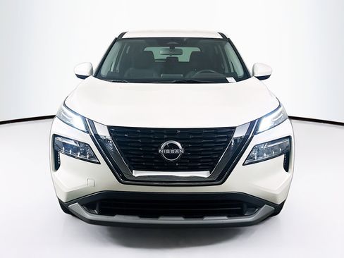 Used 2023 Nissan Rogue SV image 2