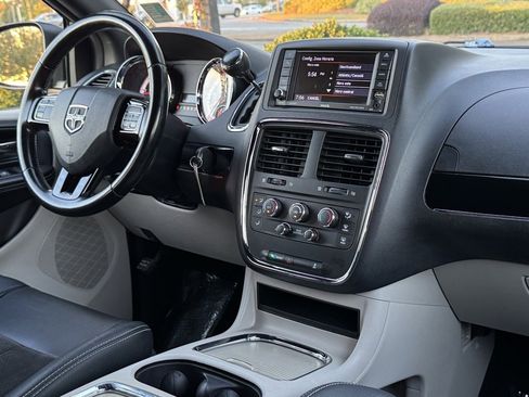 Used 2020 Dodge Grand Caravan SXT image 26