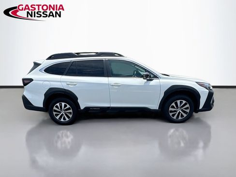 Used 2025 Subaru Outback Premium AWD/4WD image 10