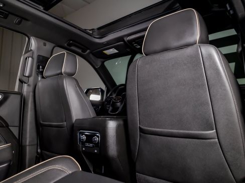 Used 2023 GMC Yukon SLT AWD/4WD image 28