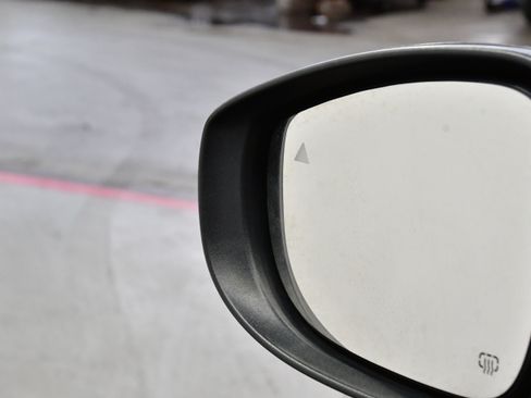 Used 2023 Chrysler Pacifica Touring-L FWD image 17