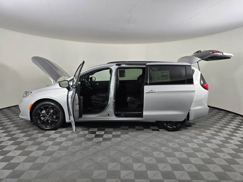 New 2026 Chrysler Pacifica Select w/ S Appearance Package image 16