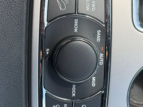 Used 2018 Jeep Grand Cherokee Overland AWD/4WD image 19