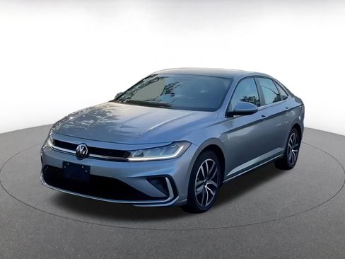 Used 2025 Volkswagen Jetta SE image 8