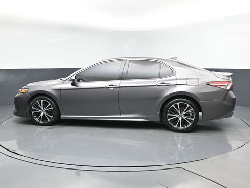 Used 2020 Toyota Camry SE w/ Carpet Mat Package image 4