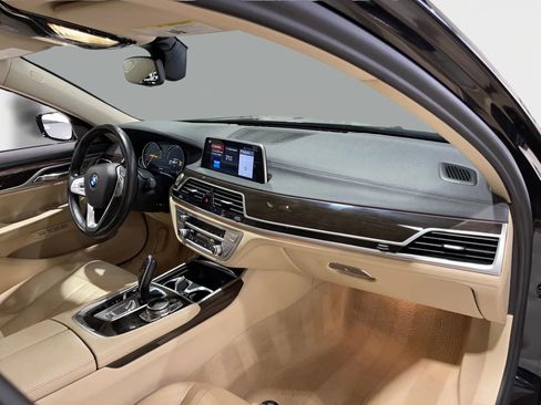 Used 2018 BMW 740i image 26