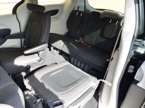 Used 2020 Chrysler Pacifica Touring w/ Tire & Wheel Group image 20