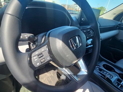 Used 2025 Honda Pilot Touring image 5