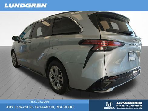Used 2022 Toyota Sienna XSE w/ XSE Plus Package AWD/4WD image 4