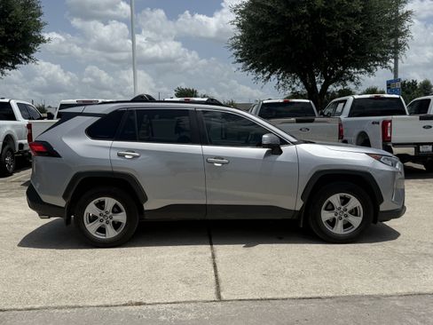 Used 2021 Toyota RAV4 XLE w/ Convenience Package FWD image 3