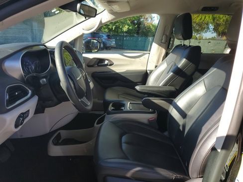 Used 2024 Chrysler Pacifica Touring-L image 28