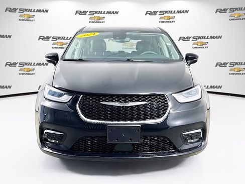 Used 2024 Chrysler Pacifica Touring-L FWD image 2