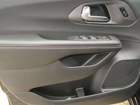New 2026 Chrysler Pacifica Select AWD/4WD image 32