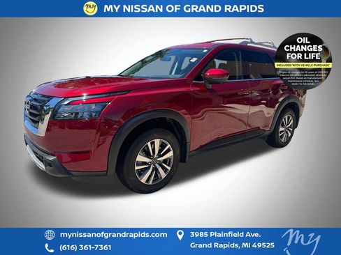 Used 2025 Nissan Pathfinder SL AWD/4WD image 4