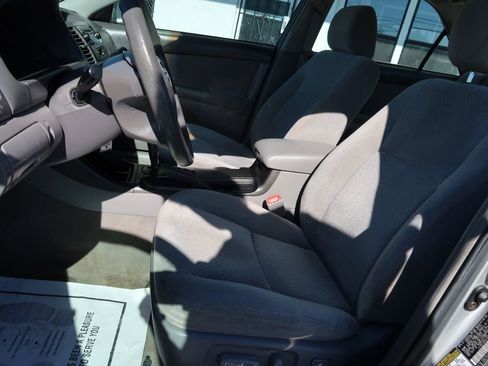 Used 2004 Toyota Camry LE image 5