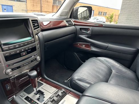 Used 2014 Lexus LX 570 4WD image 17