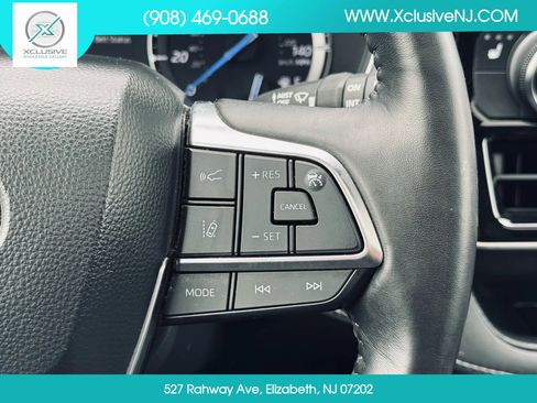 Used 2020 Toyota Highlander XLE AWD/4WD image 9