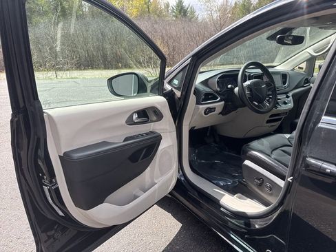 Used 2023 Chrysler Pacifica Touring-L FWD image 12
