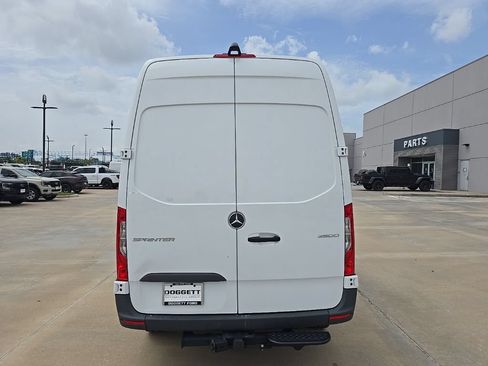 Used 2024 Mercedes-Benz Sprinter 2500 image 7