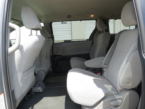 Used 2016 Toyota Sienna LE FWD image 29