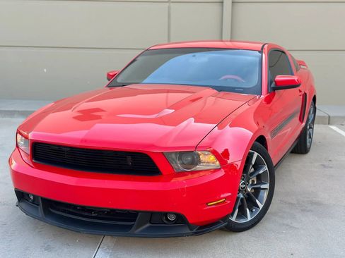 Used 2012 Ford Mustang GT Premium RWD image 2