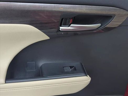 Used 2023 Toyota Highlander Platinum FWD image 8
