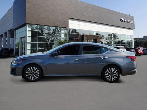 Used 2024 Nissan Altima 2.5 SV FWD image 3