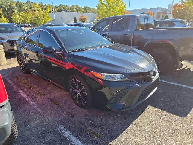 Used 2020 Toyota Camry SE FWD image 1
