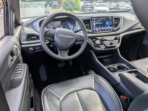 Used 2025 Chrysler Pacifica Limited FWD image 12