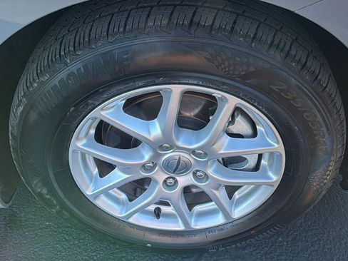 Used 2023 Chrysler Pacifica Touring-L image 9