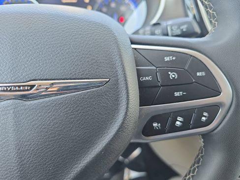 Used 2024 Chrysler Pacifica Touring-L FWD image 16