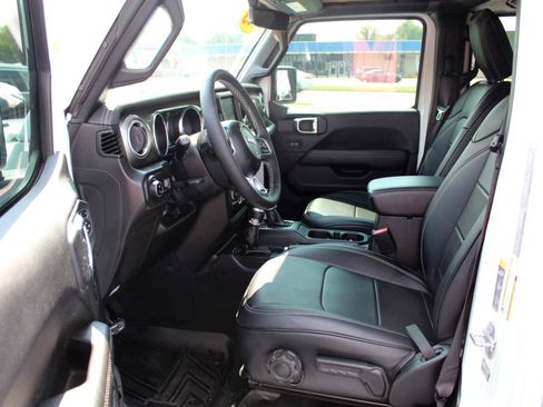 Used 2023 Jeep Gladiator Overland AWD/4WD image 9