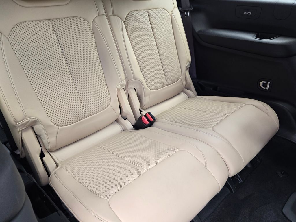 Used 2023 Jeep Grand Cherokee L Limited w/ Luxury Tech Group II RWD image 19