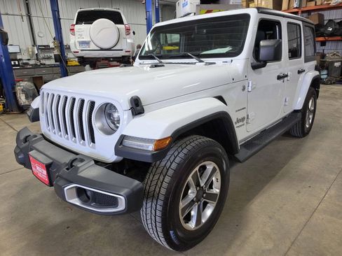 Used 2018 Jeep Wrangler Unlimited Sahara AWD/4WD image 4