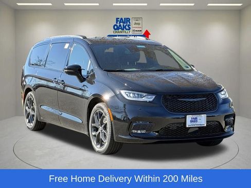 New 2026 Chrysler Pacifica Limited image 1