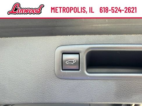 Used 2024 Toyota Highlander LE AWD/4WD image 16