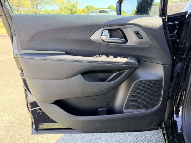 Used 2025 Chrysler Pacifica Select FWD image 14