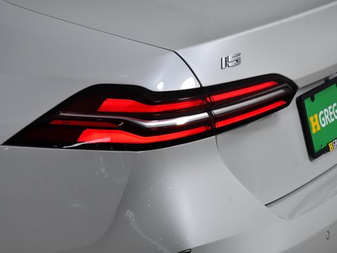 Used 2025 BMW i5 eDrive40i image 33