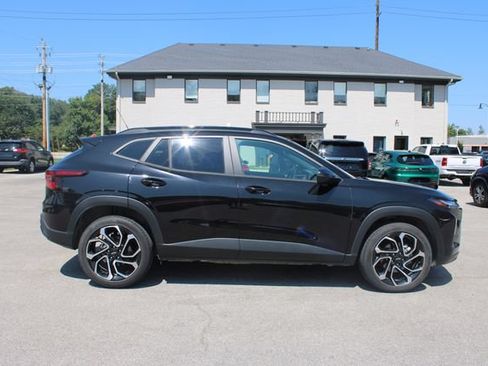 Used 2024 Chevrolet Trax RS w/ Sunroof Package FWD image 6