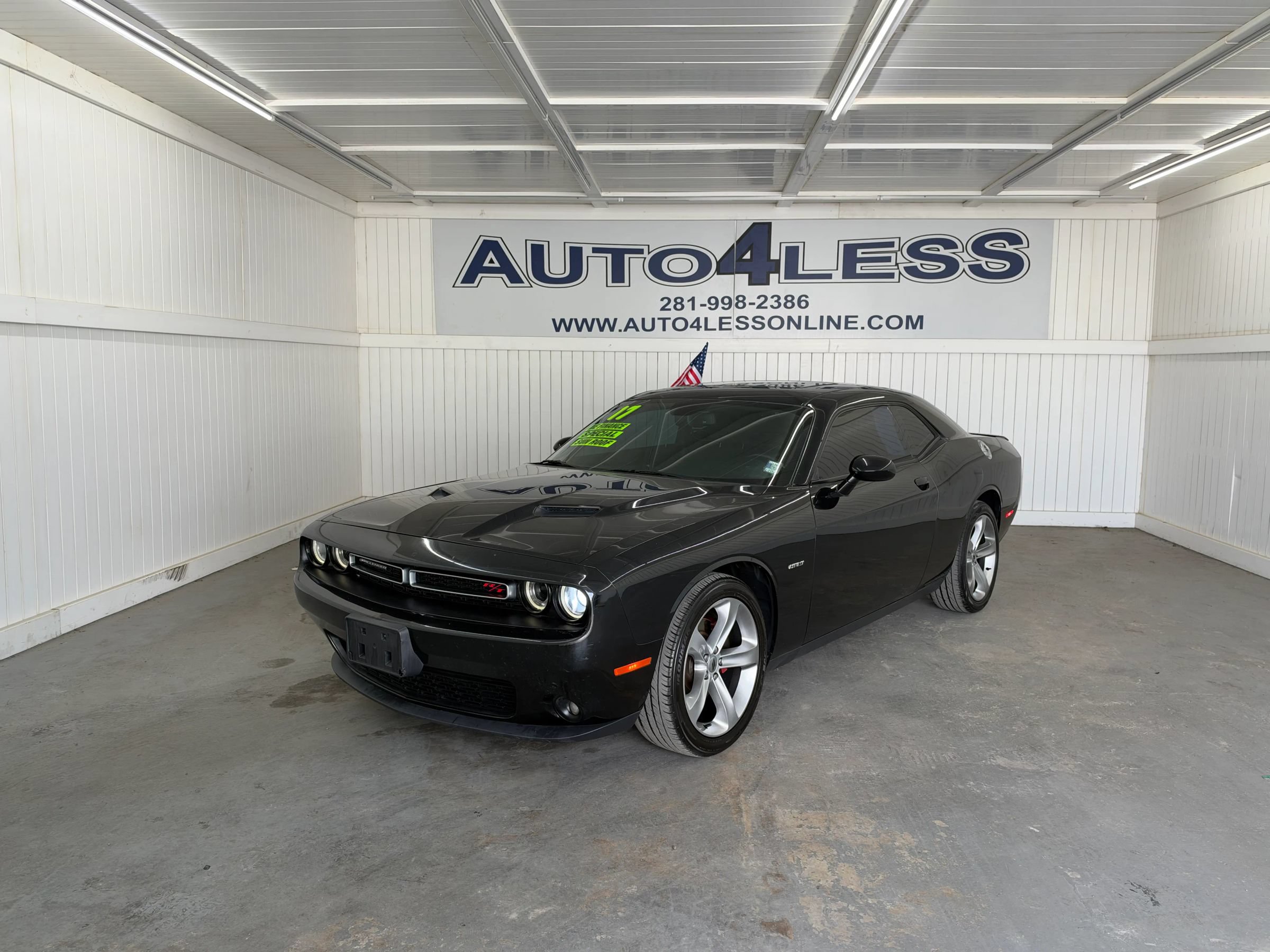 Used 2017 Dodge Challenger R/T RWD image 1