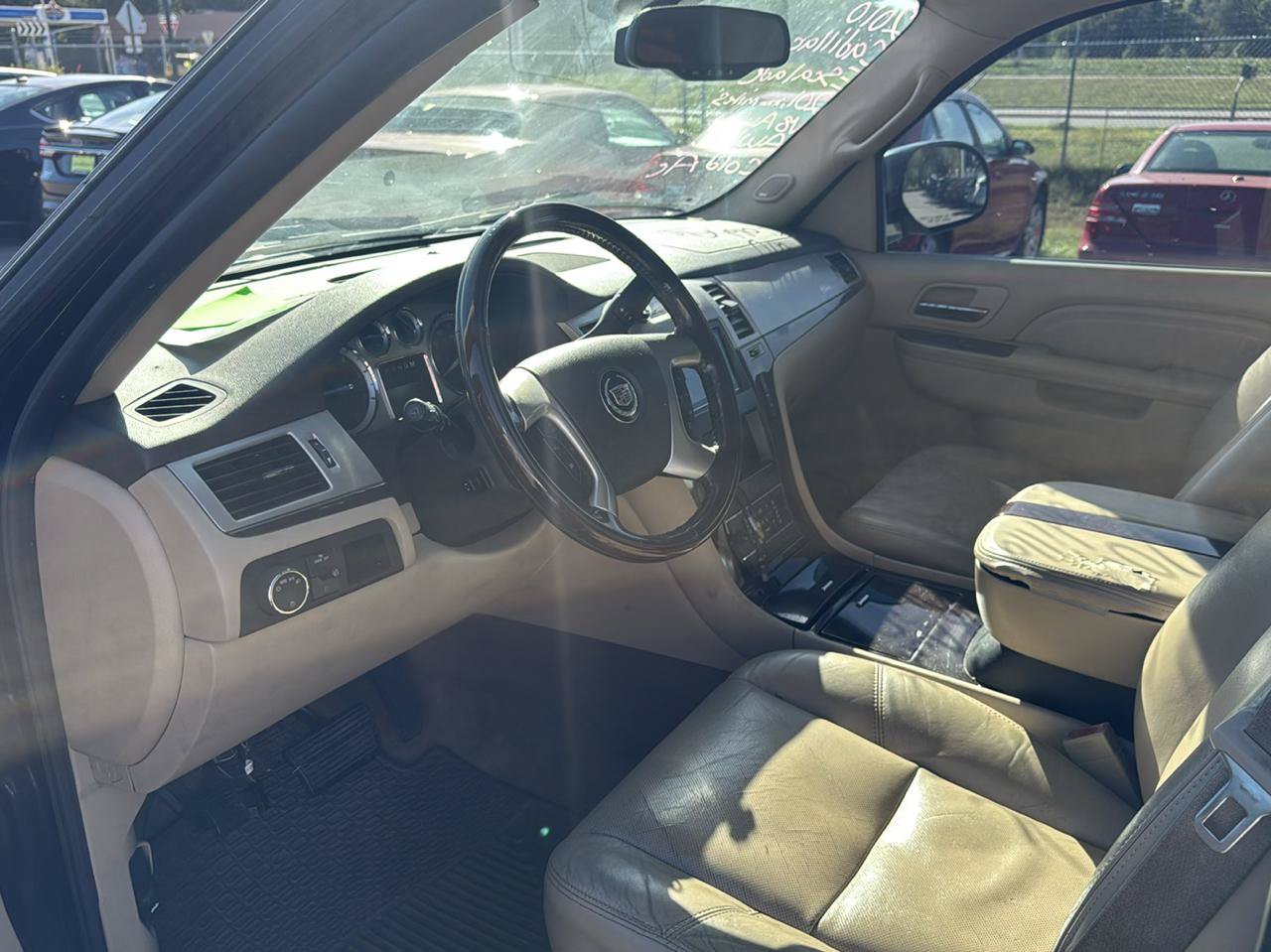 Used 2010 Cadillac Escalade Luxury AWD/4WD image 9