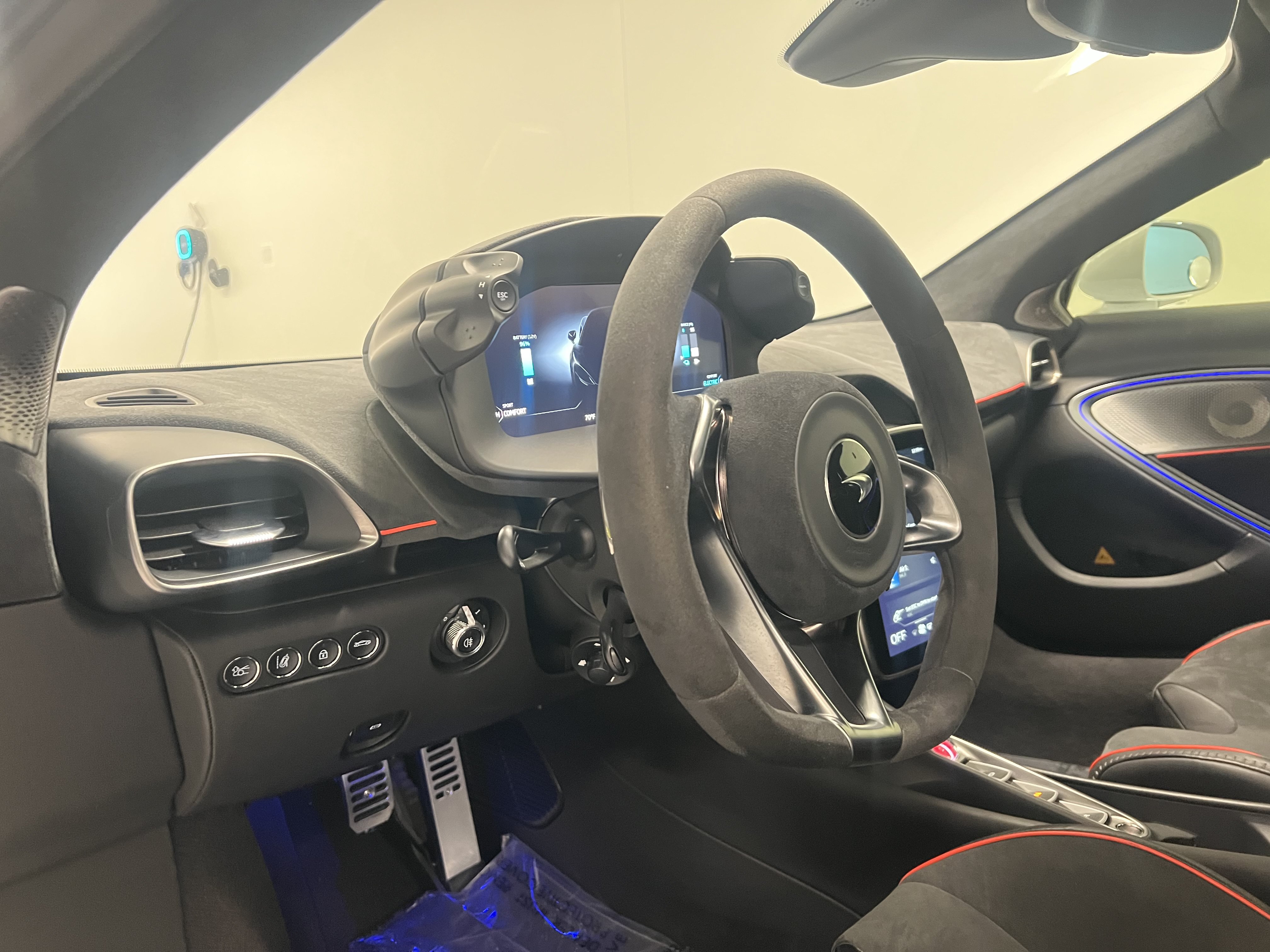 Used 2023 McLaren Artura RWD image 9